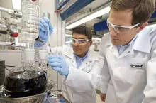 Chemiker Janak Kafle und Laborleiter Matthias Schwab überprüfen physikalische Parameter bei der Herstellung graphenbasierter Tinten. Aus der Reaktionsapparatur nehmen die BASF-Experten eine Probe zur Viskositätsanalyse. BASF und das Max-Planck-Institut für Polymerforschung Mainz betreiben gemeinsam seit September 2012 auf dem BASF-Firmengelände in Ludwigshafen das Carbon Materials Innovation Center.Abdruck honorarfrei. Copyright by BASF.  Chemist Janak Kafle and lab manager Matthias Schwab test physical parameters during the preparation of graphene based inks. The BASF experts take a sample from the reaction vessel to analyze the viscosity. BASF and the Max Planck Institute for Polymer Research Mainz have been jointly operating the Carbon Materials Innovation Center on BASF‘s Ludwigshafen site since September 2012. Print free of charge. Copyright by BASF