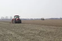 470937