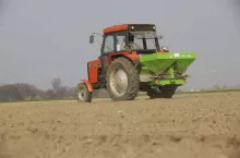 464060