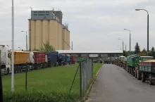 466850