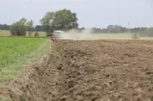 464337