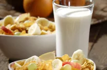 Corn flakes with slices of apples, grapes and bananas