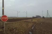 895228