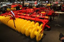 458118