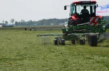 Przetrząsacz na polu