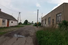 Stare budynki i zniszczona droga