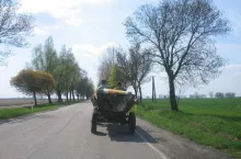 Traktor na wiejskiej drodze
