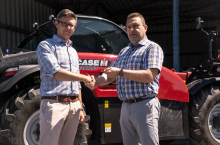 Przekazanie ładowarki Case IH Farmlift 735 - od lewej: Michał Lange, Dyrektor Produktu, Agrochem Puławy Sp. z o.o., Dobre Miasto; Mirosław Pawlukowski, PPHU Mirtrans, Płoskinia (autoryzowany diler marki Case IH).