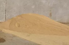 897599