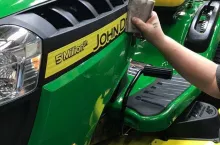 John Deere świętuje 5-milionowy egzemplarz samojezdnej kosiarki trawnikowej z fabryki w Greeneville w stanie Tennessee