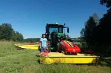Paweł Andruszków przy swoim ciągniku John Deere