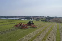 188,9 hektarów w 8 godzin! KUHN ustanawia rekord świata w ilości zgrabionego pokosu za pomocą zgrabiarki karuzelowej GA 15131