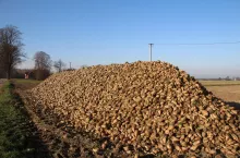 897800
