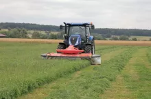 Sianokosy 2020 - ciągnik z kosiarką