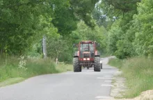 895698