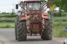 895702