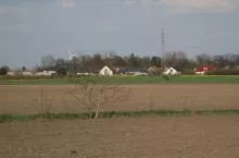895706