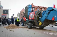 Ziemniaki wysypane pod biurem posła. Protesty rolników w Chojnicach