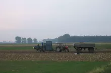 895734