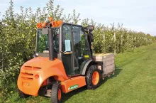 Wózki widłowe zmniejszają uciążliwość pracy ludzkiej i zwiększają jej wydajność przy załadunku i wyładunku oraz przemieszczeniu zebranych owoców