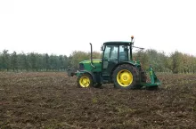 Przygotowanie stanowiska pod sad poprzez likwidację podeszwy płużnej za pomocą głębosza