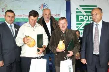 Dwaj laureaci z pamiątkowymi gruszkami konkursu na największych producentów gruszek – od lewej Wiktor Sobolewski i Marian Szeliga