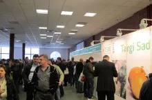 Uczestnicy targów przed stoiskiem organizatora