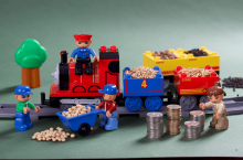 445605