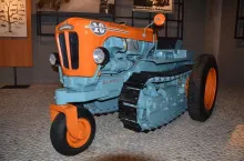 A to już model 1C z 1961 roku z ciekawym rozwiązaniem; ciągnik po drogach poruszał się na kołach, zaś podczas prac polowych odpowiednią trakcję zapewniały gąsienice