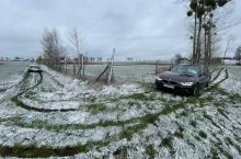 Kierowca hyundaia spowodował też straty na polu. Czy rolnik będzie dochodził roszczeń? Tego nie wiemy..., fot. Policja