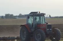 921574