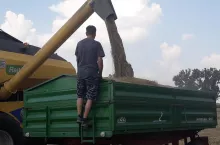 227945
