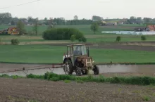895822