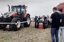 443946