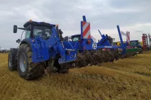 915352
