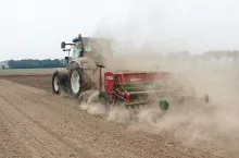 443697
