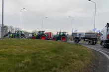 893585