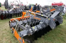 893028