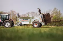 915698