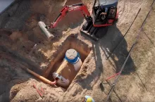 Wybierając miejsce montażu oczyszczalni, warto wziąć pod uwagę nie tylko wymagane przepisami odległości od innych obiektów, ale również możliwość wykonania drenażu i systemu nawodnienia roślin.