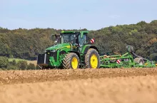 Test ciągnika John Deere 8R 410 pochodzi z czasopisma profi 1-2022.