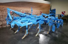 915372