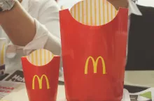 Opakowania frytek w McDonald‘s (Unsplash.com/Crystal Jo)