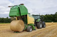 &lt;p&gt;Każda następna bela taka sama jak pierwsza – gdy prasa steruje ciągnikiem za pomocą TIM, traktorzysta może skupić się na kierowaniu, a wszystkie bele są identyczne.&lt;/p&gt;