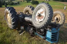 Rolnik wyjechal w pole ciagnikiem z plugiem. Zostal przygnieciony przez traktor