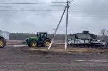 John Deere holuje czołg