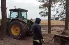 Żniwa ukraińskich rolników na rosyjskich pojazdach bojowych [video]