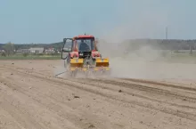 441218
