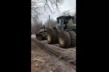 Ukraińskie ciągniki holują czołgi