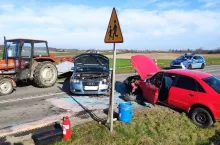 5 osob zostalo rannych, w tym troje dzieci. To efekt nieudanego manewru wyprzedzania traktora z przyczepka, w nastepstwie ktorego doszlo do czolowego zderzenia dwoch pojazdow